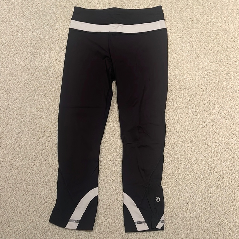 Lululemon Women’s Black and White Cropped Leggings
